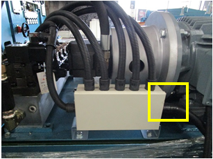 a tube inside the hydraulic station box трубка внутри коробки гидростанции