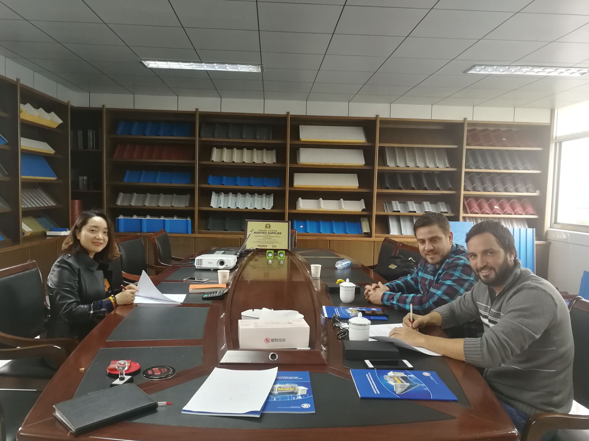подписать контракт на поставку автоматической машины для профилирования рулонов CZ