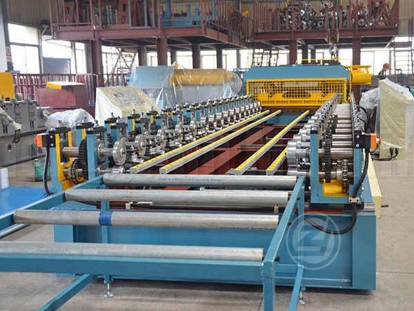 Профилегибочная машина для производства сэндвич-панелей