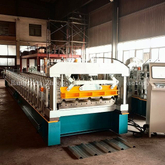 Продается высококачественная профилегибочная машина для производства стеновых панелей.