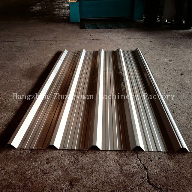 Продается высококачественная профилегибочная машина для производства стеновых панелей.