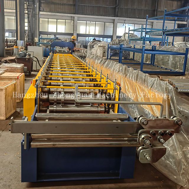 Машина для формовки рулонов для кровли со стоячим фальцем