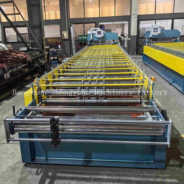 Профилегибочная машина для производства металлических кровельных панелей с электрической резкой
