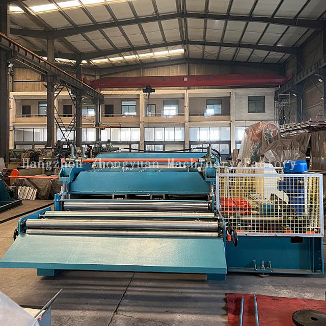 Zhongyuan 3,0*1830 отрезается по длине с помощью летучей резки