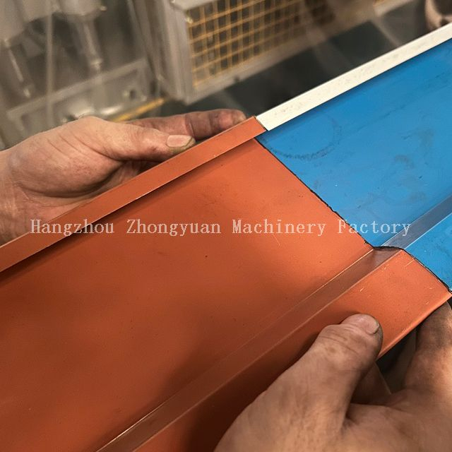 Профилегибочная машина для производства металлических заборов в Венгрии в хорошей форме