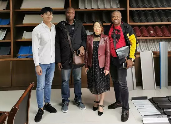 Клиенты осматривают машину для производства рулонной плитки 25 октября 2019 г.