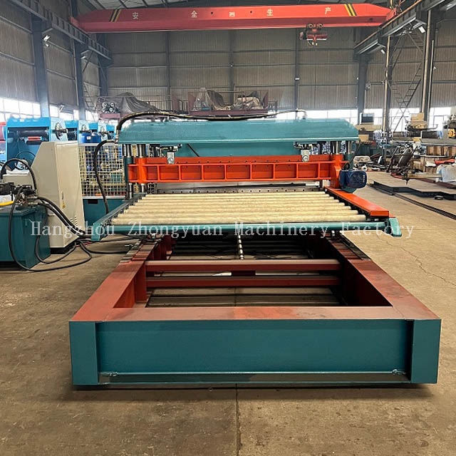 Zhongyuan 3,0*1830 отрезается по длине с помощью летучей резки